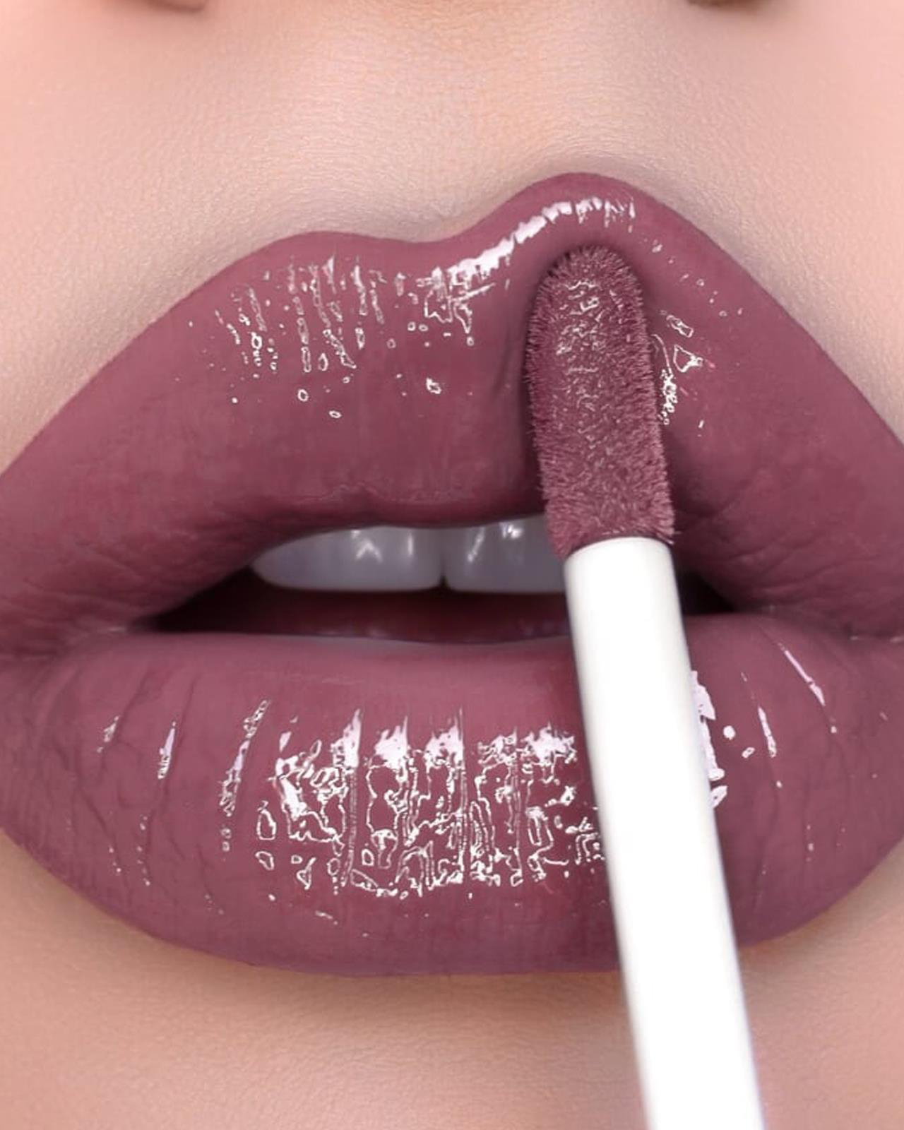Gloss. Темно розовый блеск для губ. Темный блеск для губ на губах. Губы bitch.